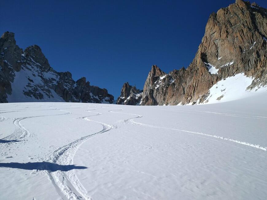 Descente entre le Chardonnet et le refuge de l'Envers des Dorées Descente entre le Chardonnet et le refuge de l'Envers des Dorées