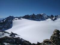 Vue en haut de la cabane du Trient sur le glacier Vue en haut de la cabane du Trient sur le glacier